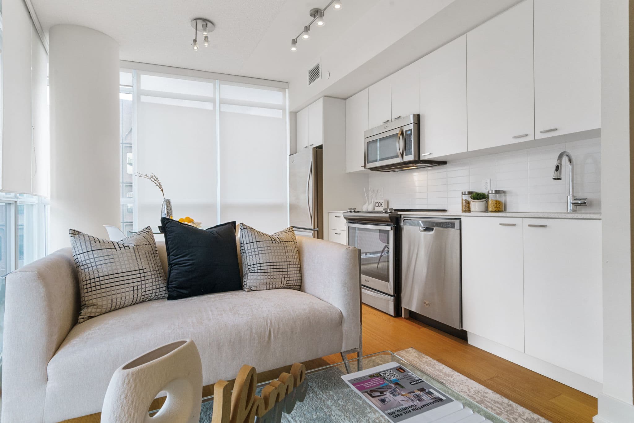 30 Roehampton Ave Toronto, ON M4P 0B9