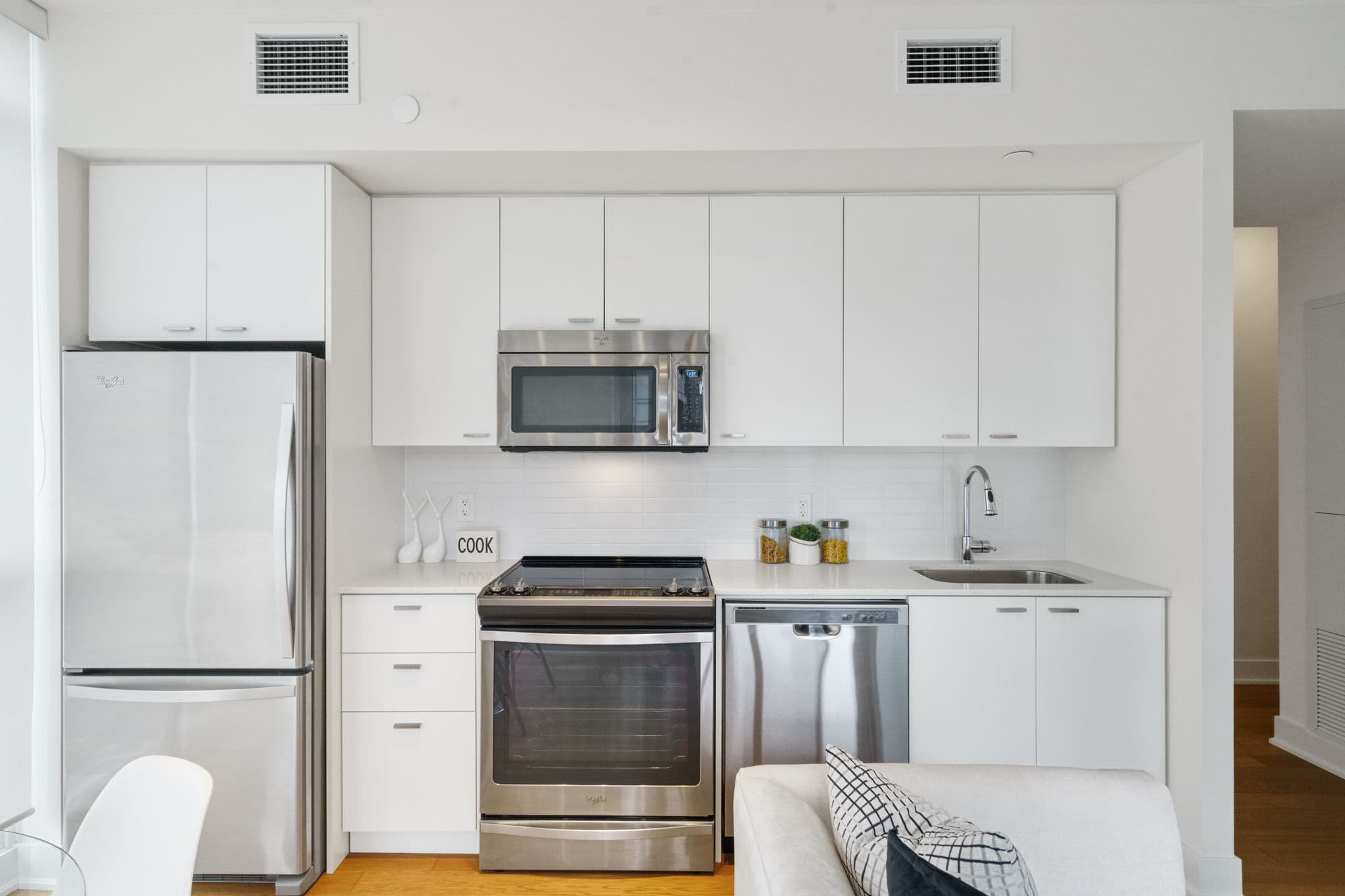 30 Roehampton Ave Toronto, ON M4P 0B9