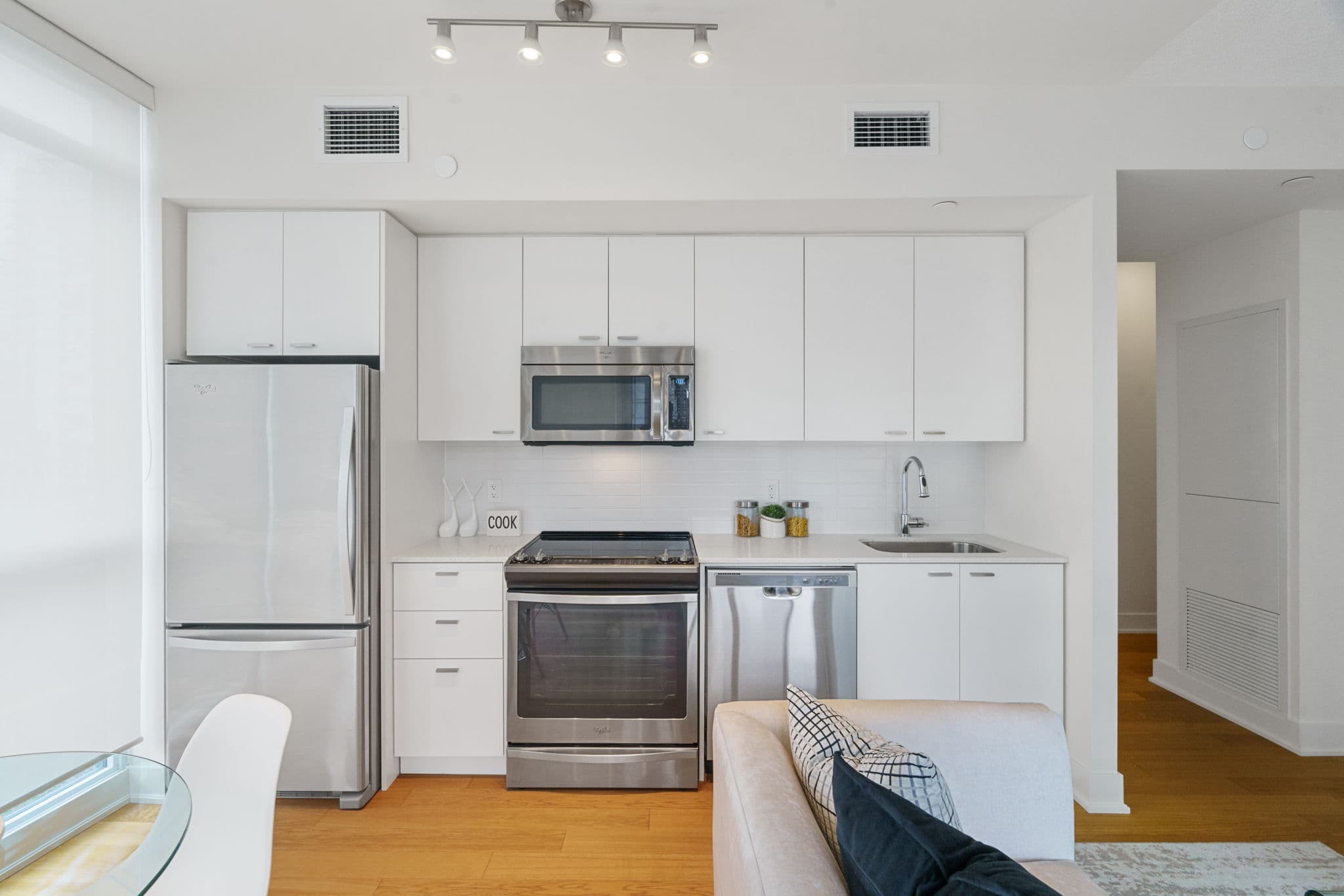 30 Roehampton Ave Toronto, ON M4P 0B9