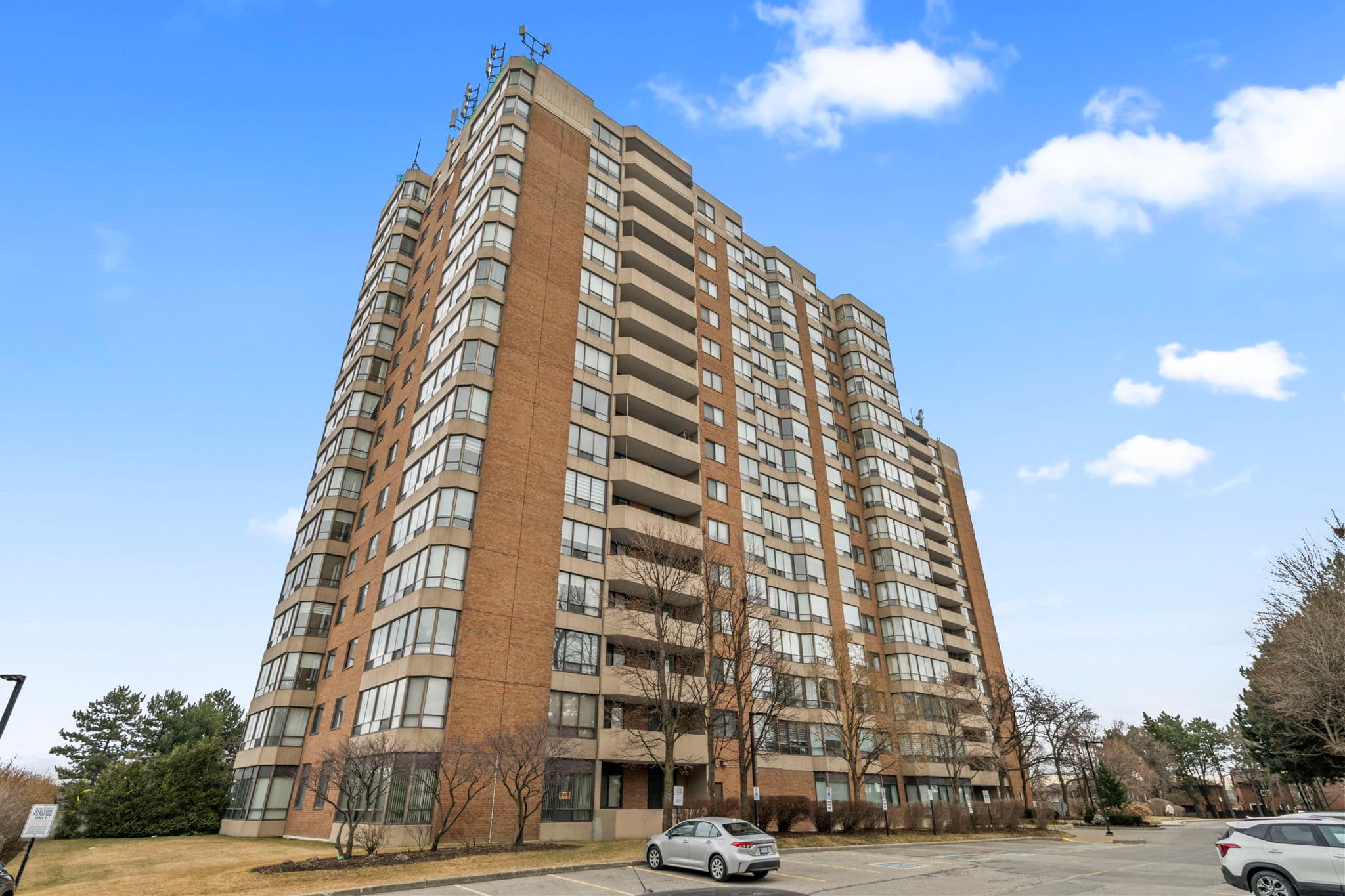 7601 Bathurst St 507 Vaughan, ON L4J 4H5